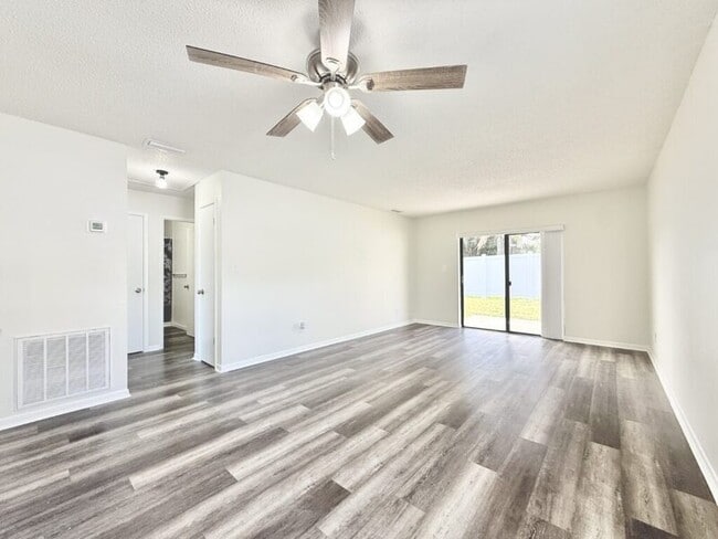 Building Photo - 5212 Peach Ave