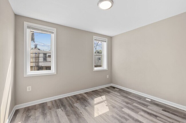 Building Photo - Newly Renovated 2 Bedroom and 1.5 Bath