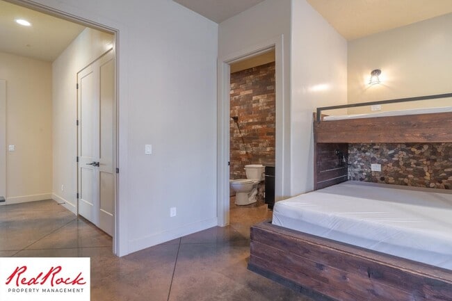 Building Photo - 4 Bedroom Luxury Home Near Sand Hollow