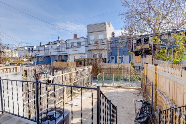 Building Photo - Two Bedroom Two Bathroom House In Baltimore City