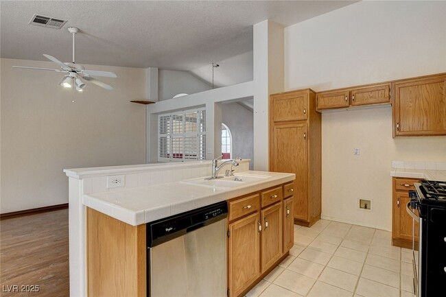 Building Photo - 114 E Tamarack Dr