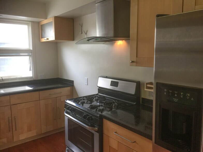 Building Photo - 933 E 1st St