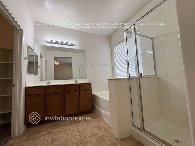 Building Photo - 3121 S 74th Dr