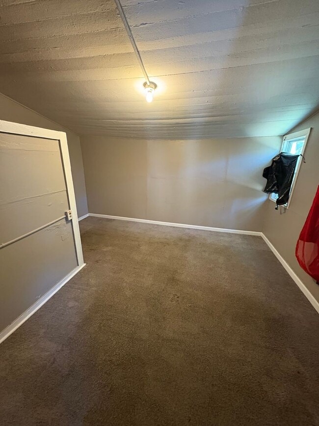 Building Photo - Two Bedroom Single Family Home!