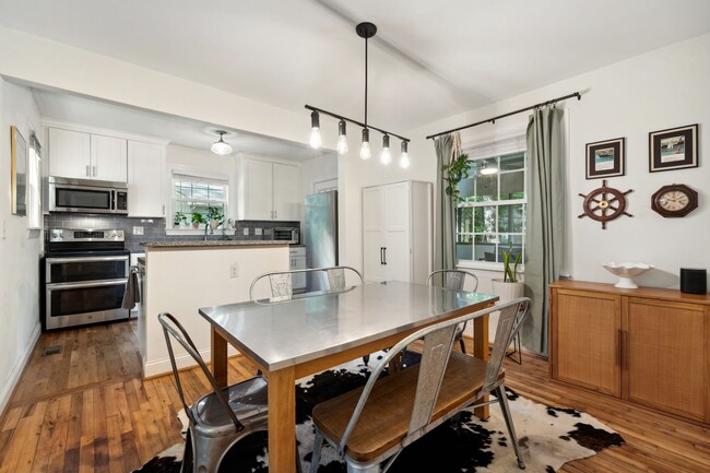 Building Photo - Available Early August! Beautiful 3-bedroo...