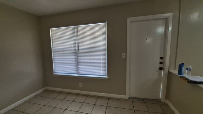 Building Photo - 7102 Glen Point Dr