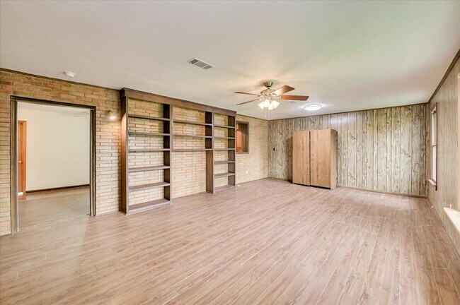 Building Photo - 116 E Walker St