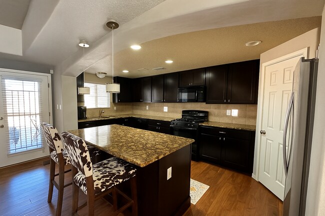 Building Photo - Available Dec 10th! 3bed 2bath