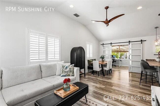 Building Photo - 14024 N Bayshore Dr