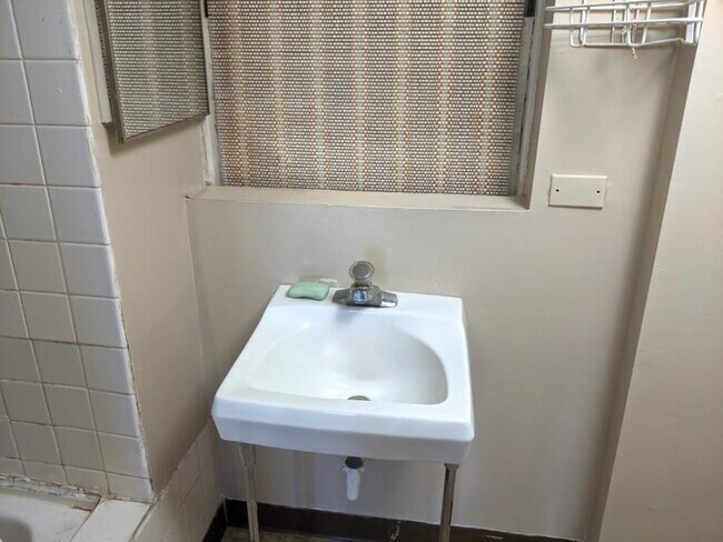 Building Photo - 1 bedroom in Evanston IL 60201