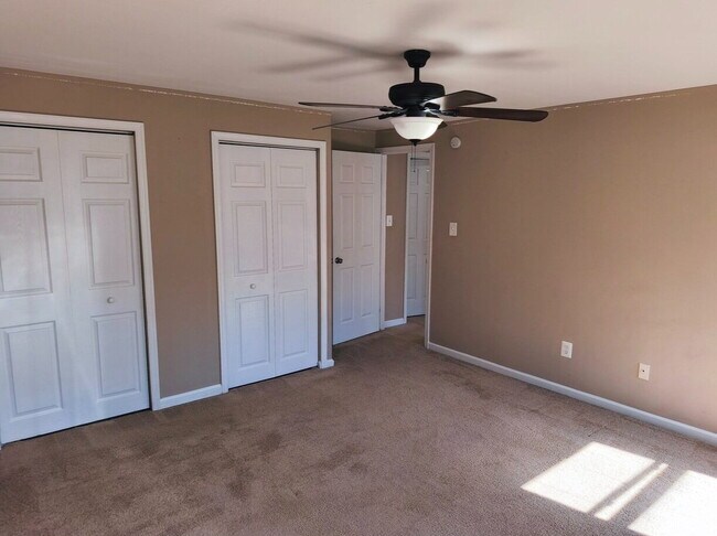 Building Photo - Inviting Townhome in Sterling with Spaciou...