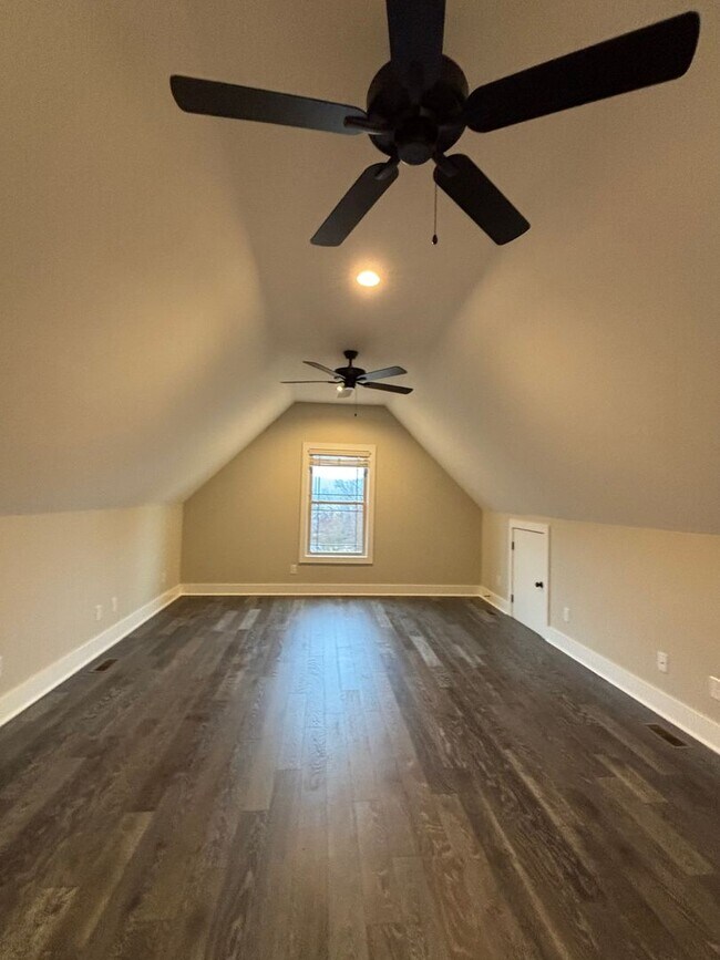 Building Photo - Stunning 4-Bedroom Home in Piney Flats with Mountain Views