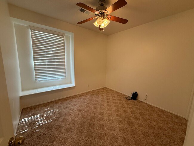 Building Photo - 3 Bed 2 Bath Amazing Views