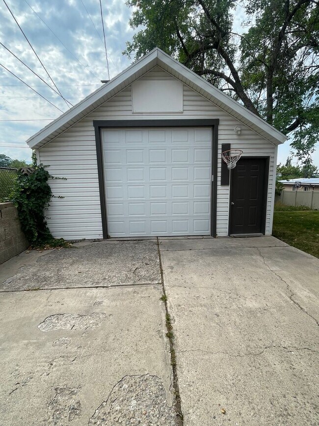 Building Photo - Spacious 5 Bedroom House in Salt Lake