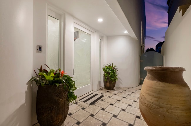 Building Photo - 120 Mast Mall