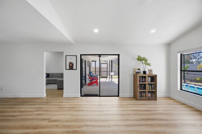 Building Photo - Pool Home