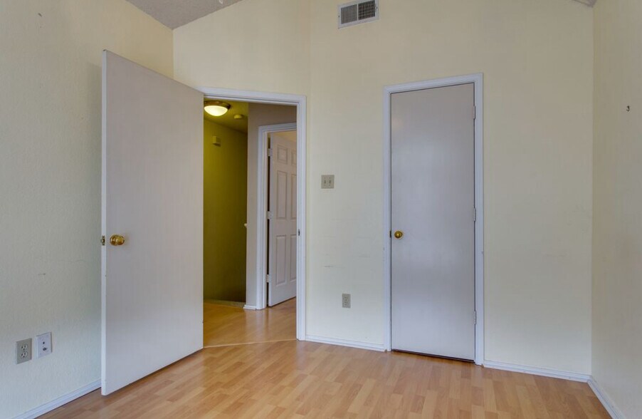 Building Photo - 807 Burr Oak Dr