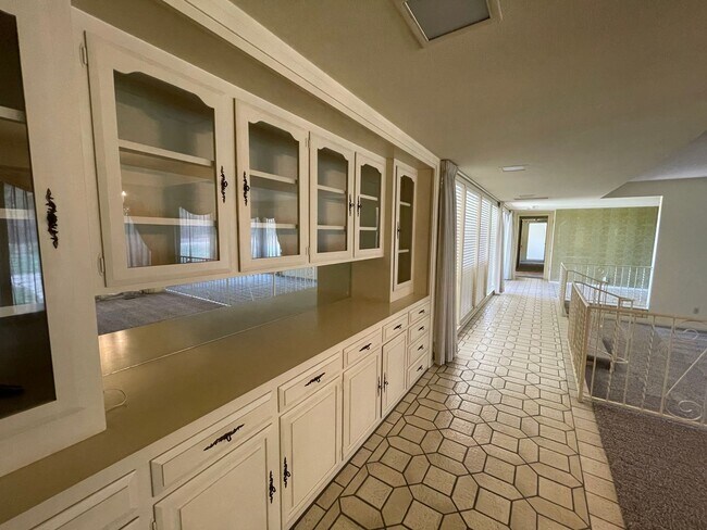 Building Photo - Custom home located next to Oakdale Country Club!