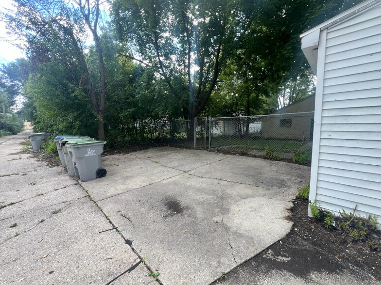 Building Photo - 6078 N 39th St