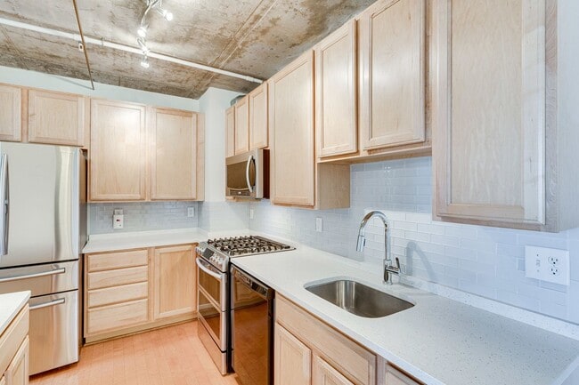 Building Photo - Modern 3 Bed 2 bath condo WITH 2 PARKING S...