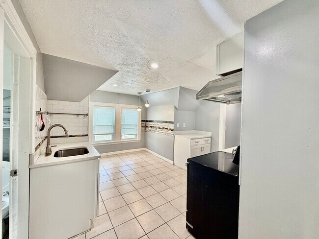 Building Photo - 10 Clark St