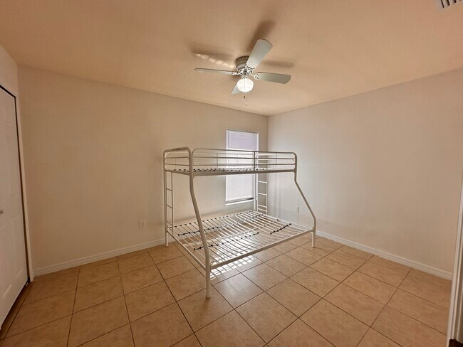 Building Photo - 1043 SE 11th Terrace