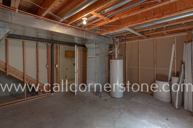 Building Photo - 940 Royal Crown Ln