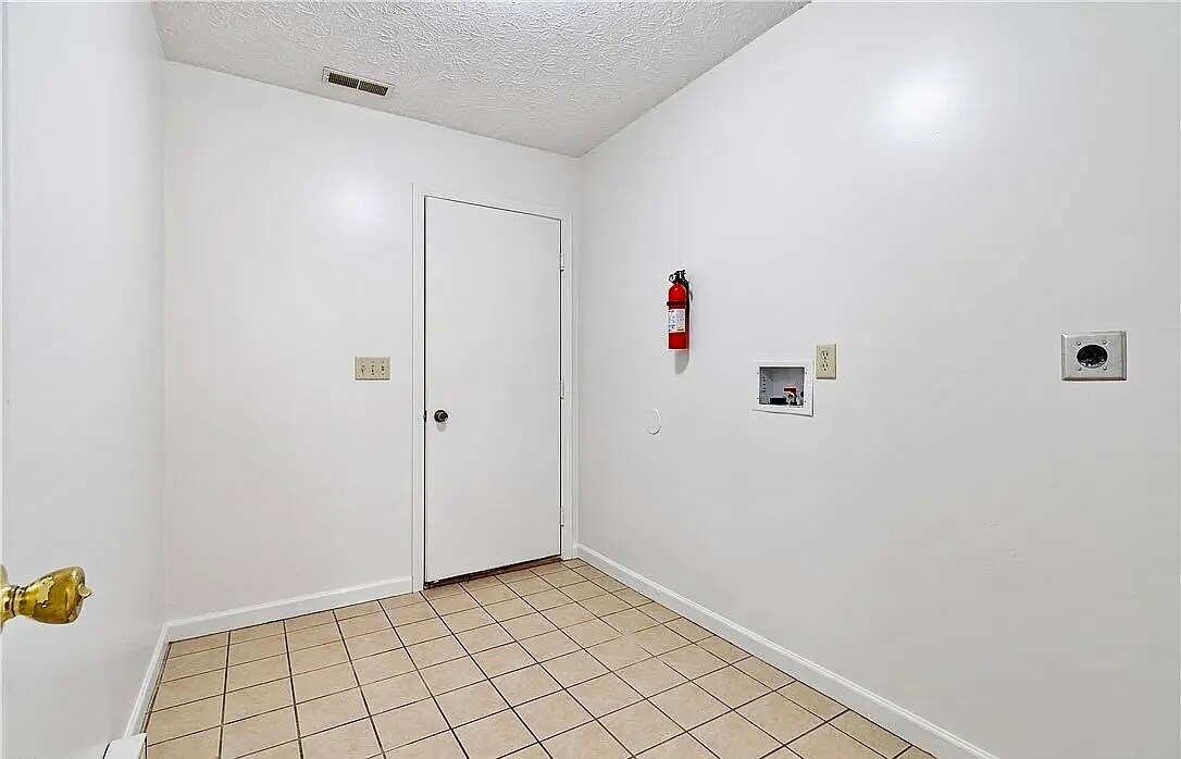 Building Photo - 2012 Rolling Meadows Ln