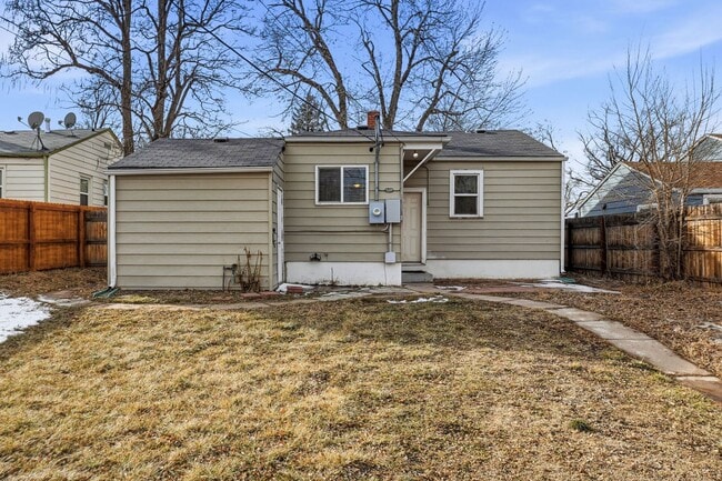 Building Photo - 3 Bed - 2 Bath home in Englewood!