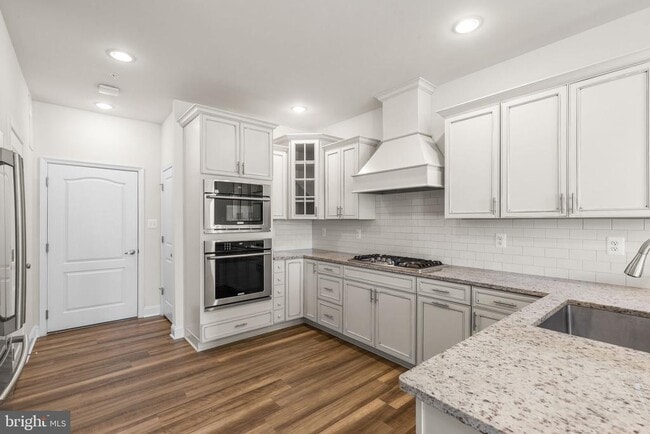 Building Photo - 7131 Beaumont Place