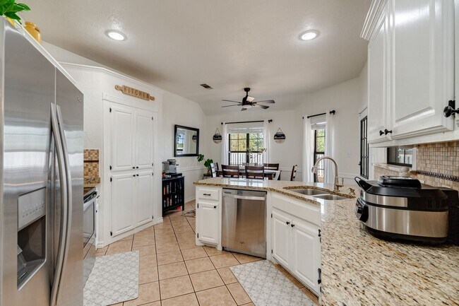 Building Photo - Beautiful 3-Bedroom home!