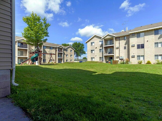 Building Photo - Evergreen Square Apartments
