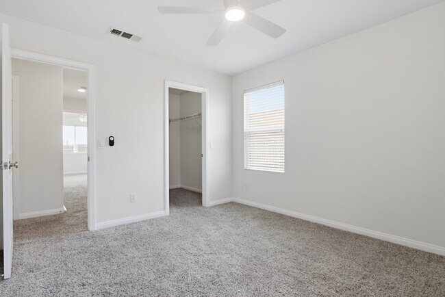 Building Photo - 1059 Vista Pointe Blvd