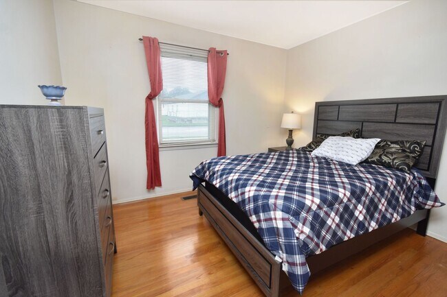 Building Photo - Charming 3 Bedroom, 2 Bath Home with Fence...