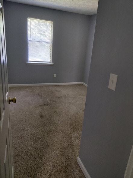 Building Photo - Room in House on Feather Dr