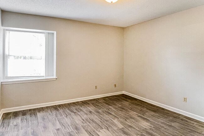 Building Photo - 4290 Park Forest Dr