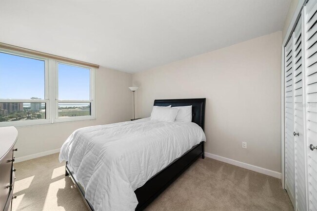 Building Photo - 400 Island Way