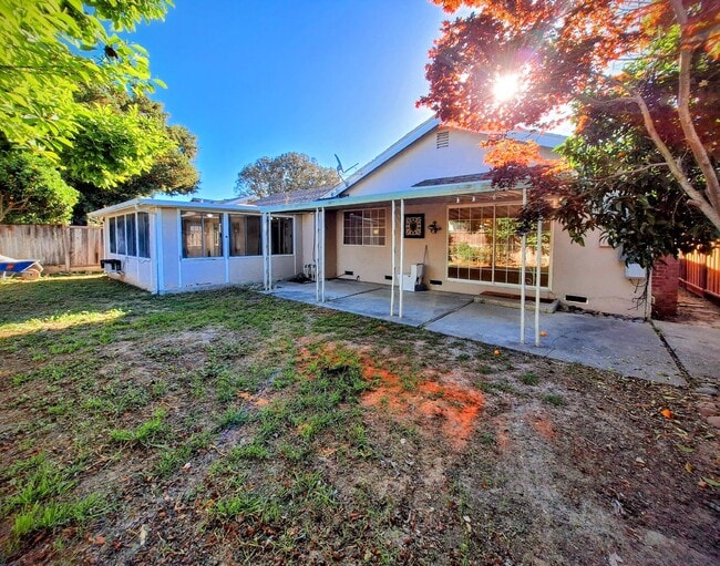 Building Photo - Beautifully Remodeled 3bd Single Story House With Bonus Room & Storage Space!