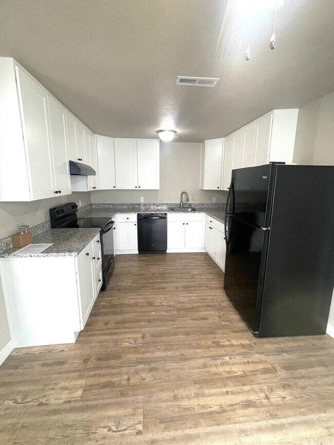 Building Photo - Completely Remodeled Single-Family Home for Rent in Kennewick, WA!