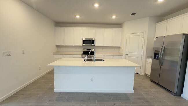 Building Photo - 9230 Country House Dr