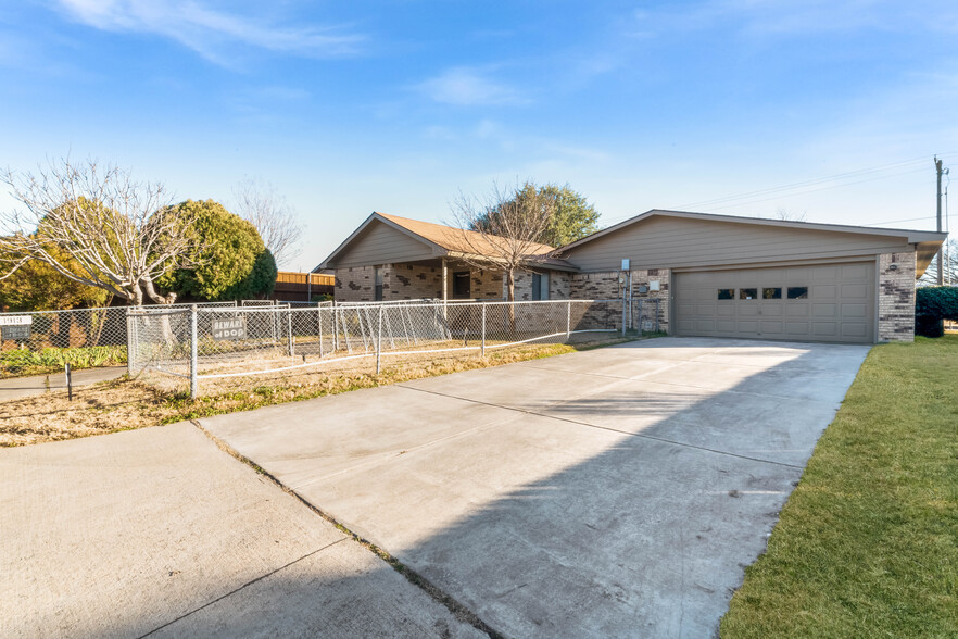 Driveway/Garage - 1913 E Park Blvd