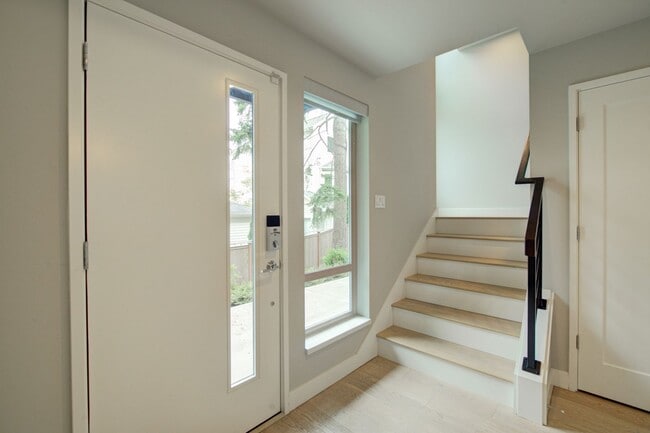 Building Photo - 4Bd/3Ba Bellevue Townhouse