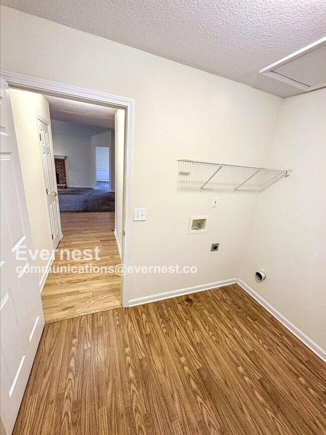 Building Photo - 552 Drake Cir