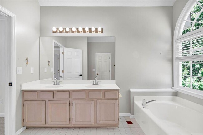 Building Photo - 608 Adam Cir