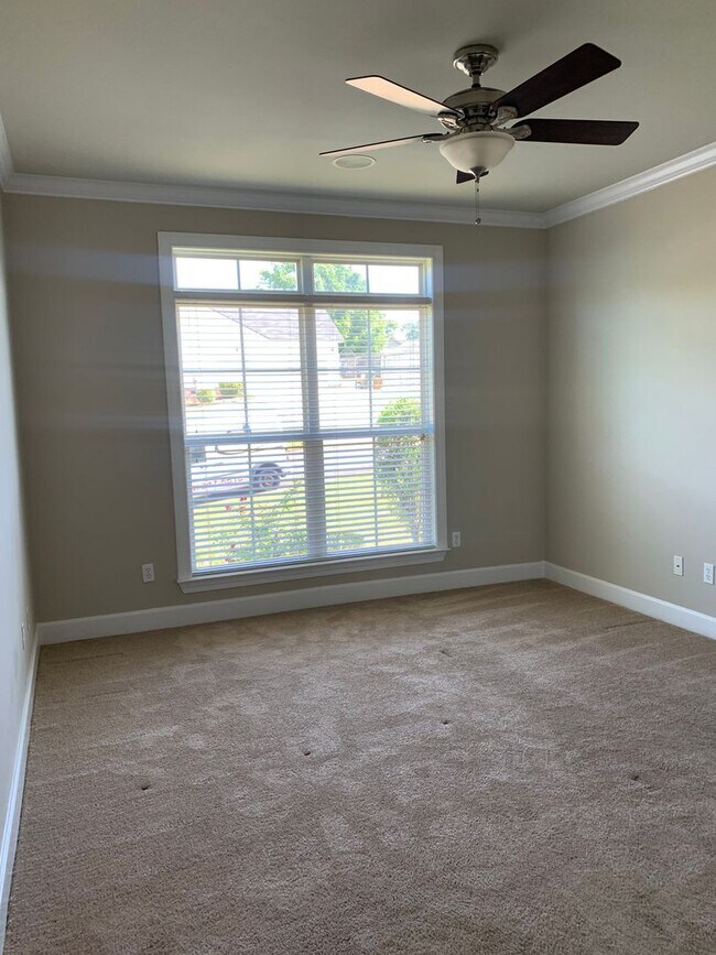 Building Photo - 102 Valley Chase Dr