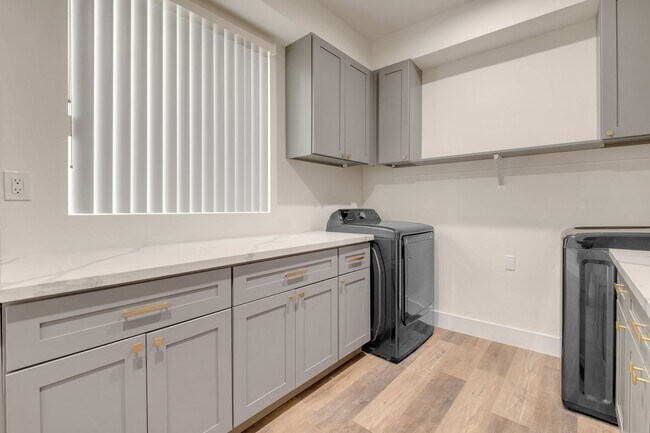 Building Photo - 4 Bed / 4 Bath Townhome in Sawtelle