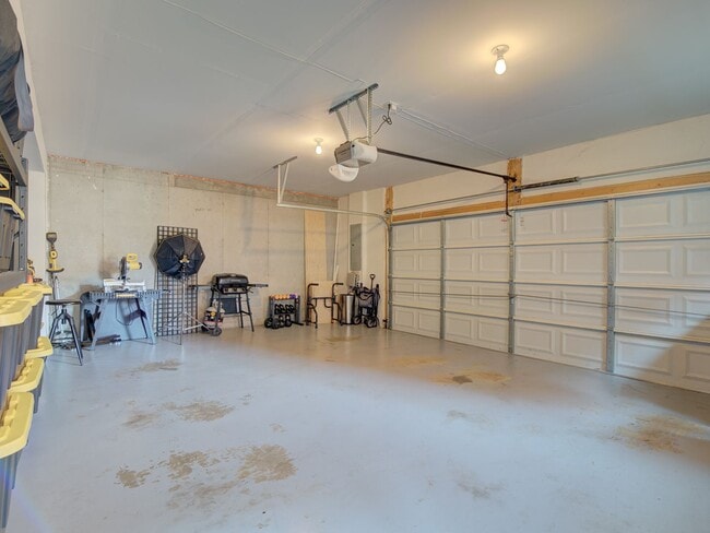 Building Photo - Lovely TH Available Now in Bowie! HCVP Warmly Welcomed.