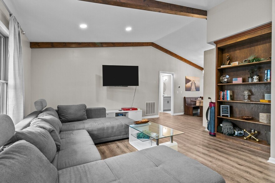 Building Photo - 1635 Longleaf Dr E