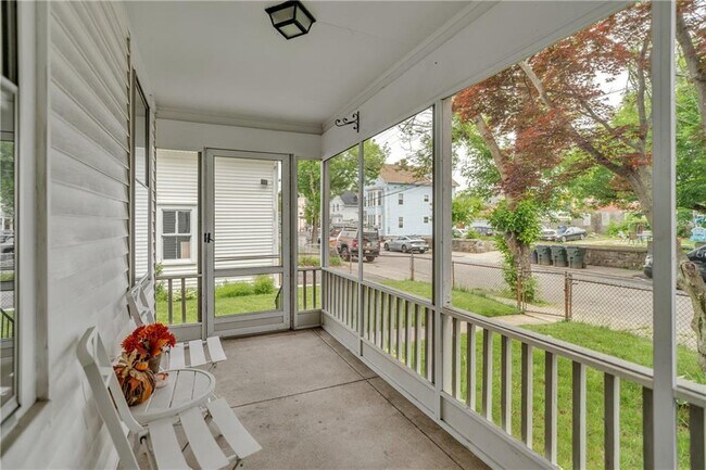 Building Photo - 585 Plainfield St