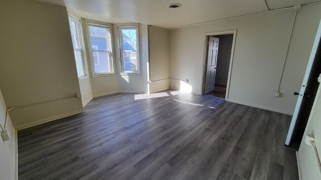 Building Photo - 3 bed 1.5 bath duplex Close to UWEC!